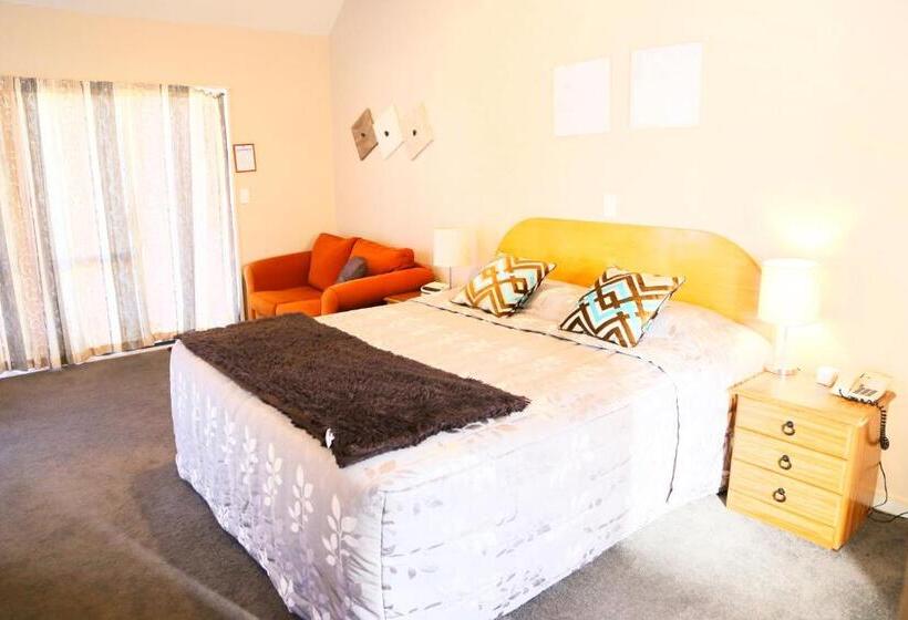 סטודיו אקזקיוטיב, Bush Inn Court Motel