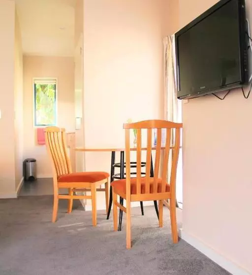 エクゼクティブワンルーム, Bush Inn Court Motel