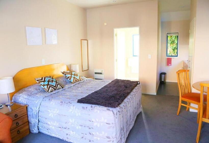 סטודיו אקזקיוטיב, Bush Inn Court Motel