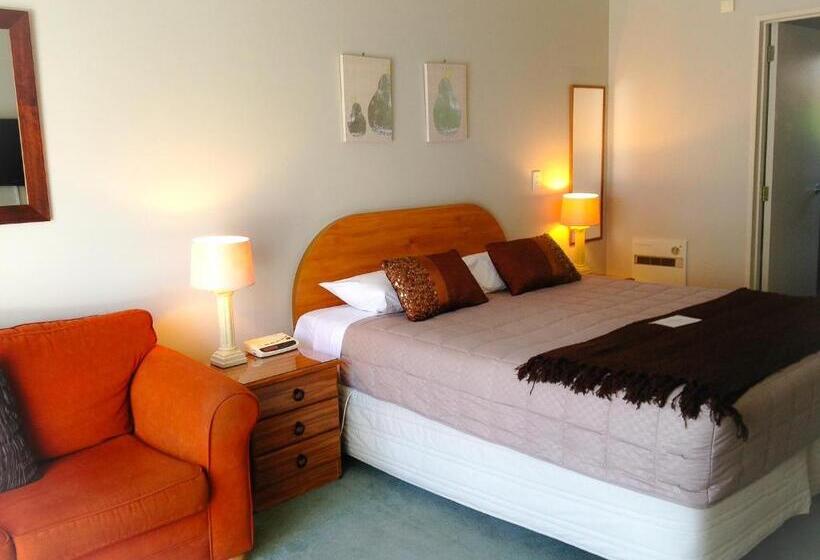 סטודיו אקזקיוטיב, Bush Inn Court Motel