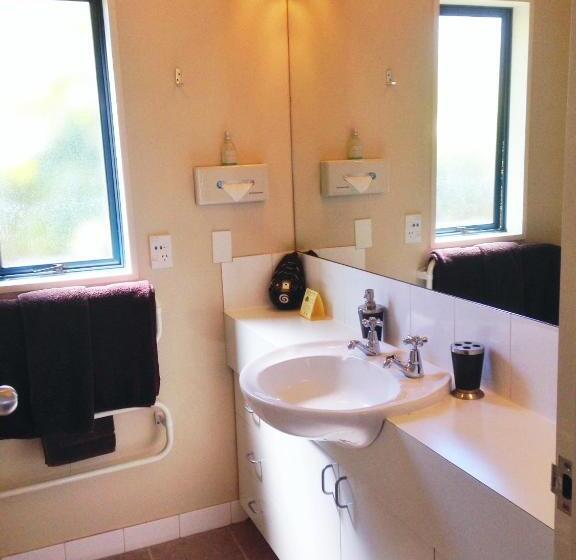 סטודיו אקזקיוטיב, Bush Inn Court Motel