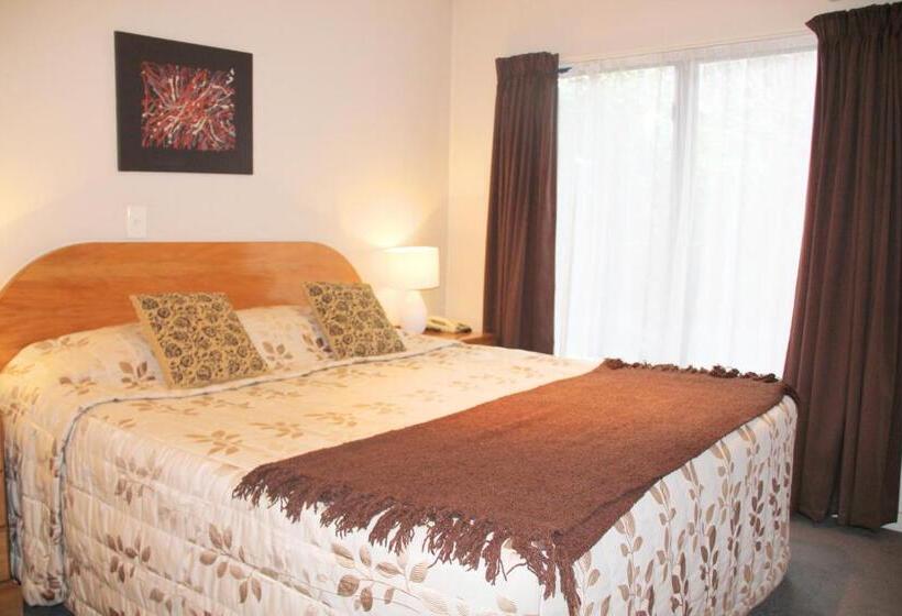 דירת חדר סופריור, Bush Inn Court Motel