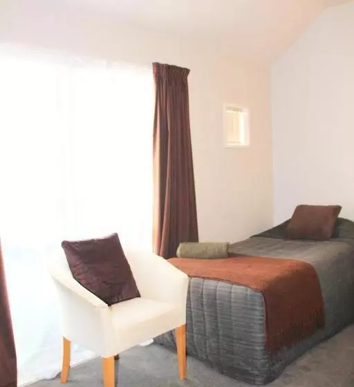 １ベッドルームアパートメント, Bush Inn Court Motel
