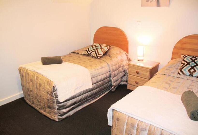 דירת שני חדרים, Bush Inn Court Motel