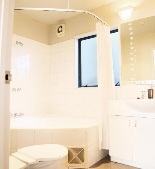 דירת שני חדרים, Bush Inn Court Motel