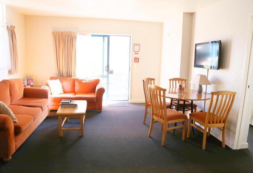 דירת שני חדרים, Bush Inn Court Motel