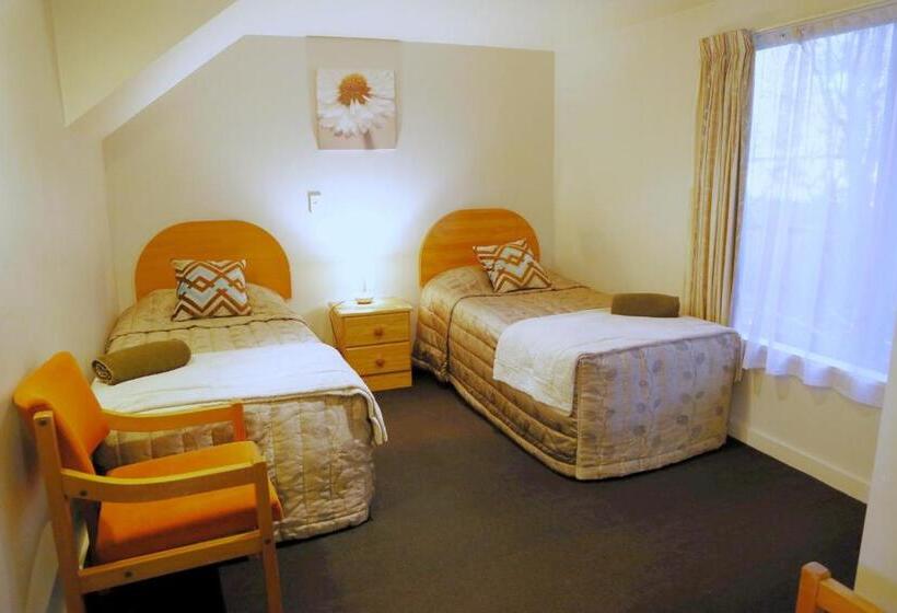 דירת שני חדרים, Bush Inn Court Motel