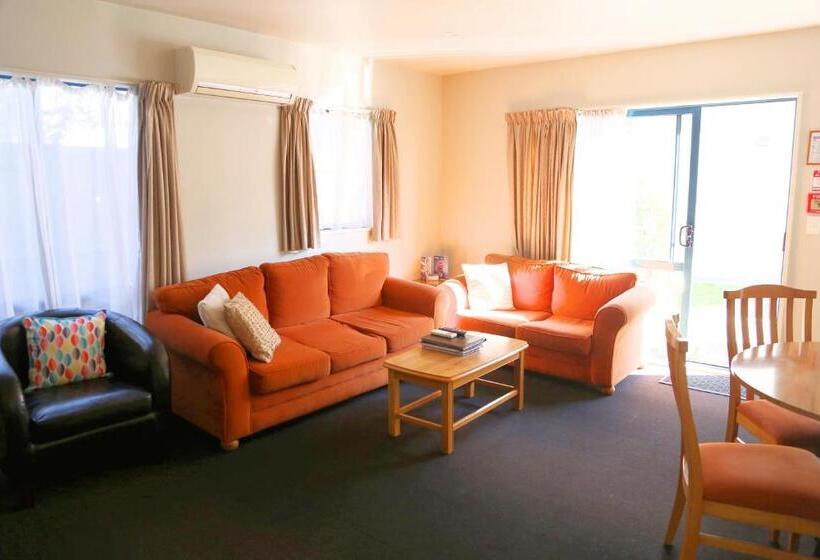 דירת שני חדרים, Bush Inn Court Motel