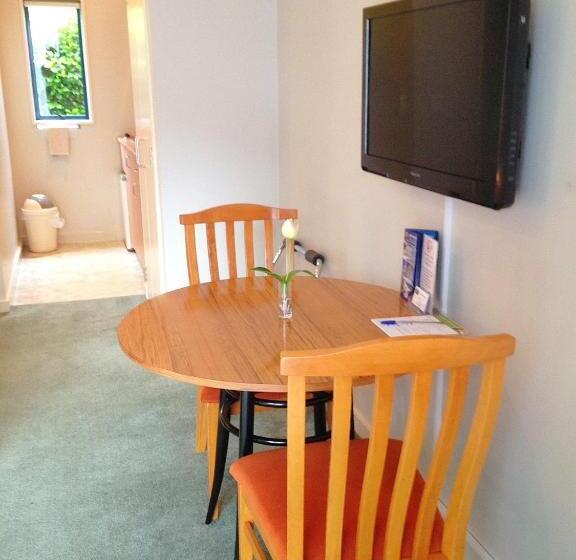 סטודיו אקזקיוטיב, Bush Inn Court Motel