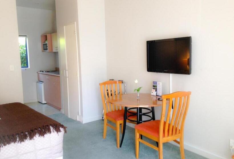 סטודיו אקזקיוטיב, Bush Inn Court Motel