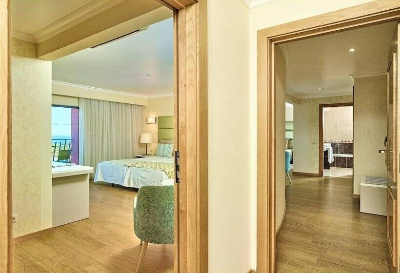 带海景的复工套房, Baia Grande