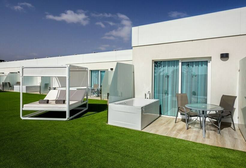 Quarto Deluxe com Hidromassagem, Barcelo Corralejo Sands