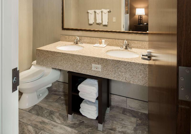 מיטת קינג בסוויטה, Best Western Ramkota