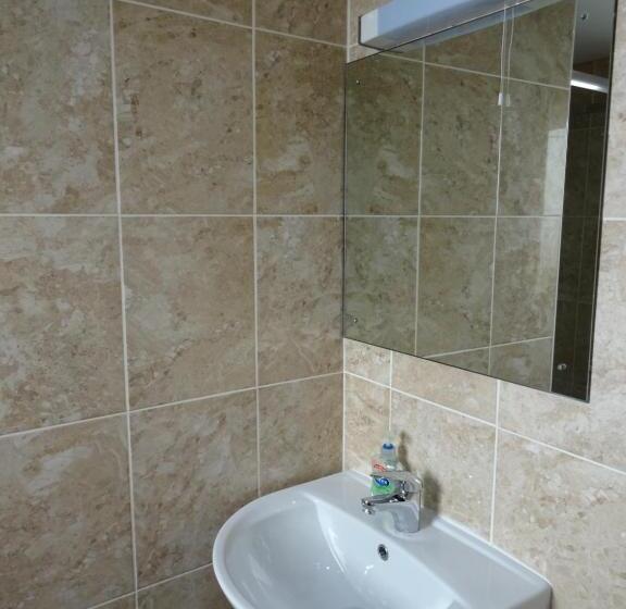 Семейный Номер, The Gatwick White House