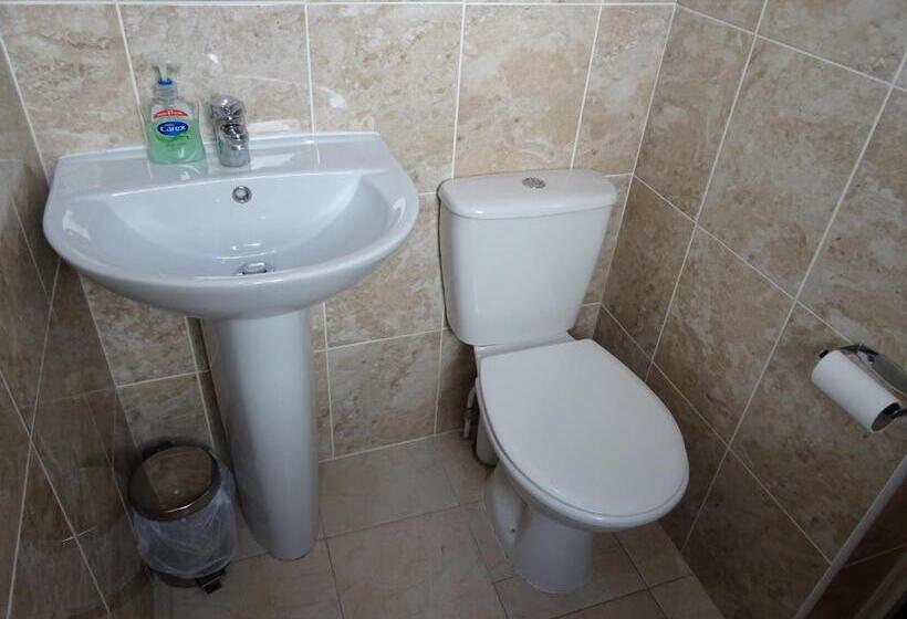 Семейный Номер, The Gatwick White House