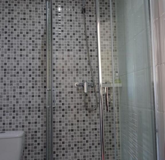 Семейный Номер, The Gatwick White House