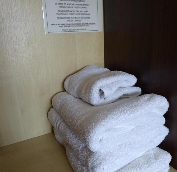 Семейный Номер, The Gatwick White House