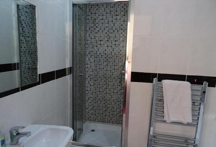 Семейный Номер, The Gatwick White House