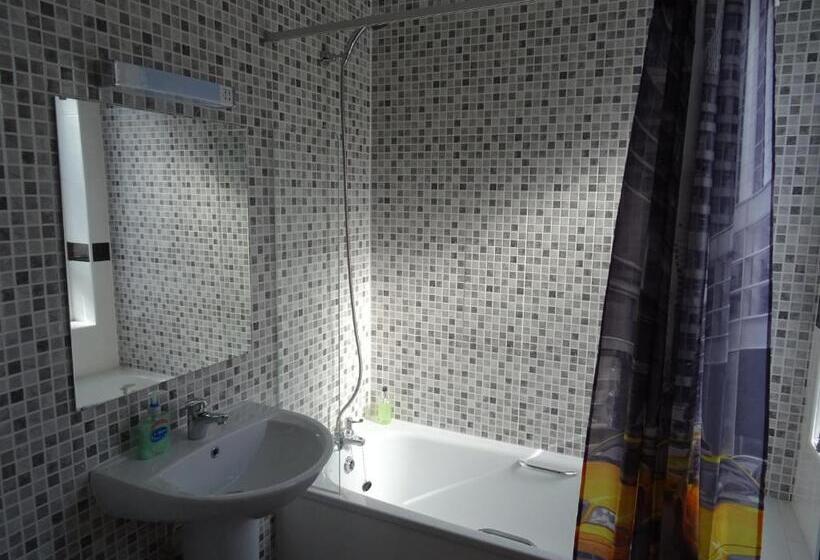 Семейный Номер, The Gatwick White House