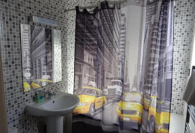 Семейный Номер, The Gatwick White House