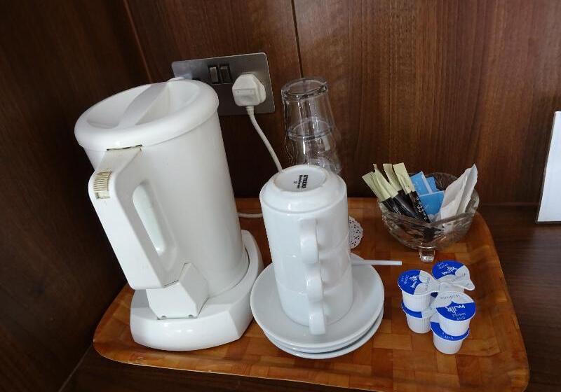 Семейный Номер, The Gatwick White House