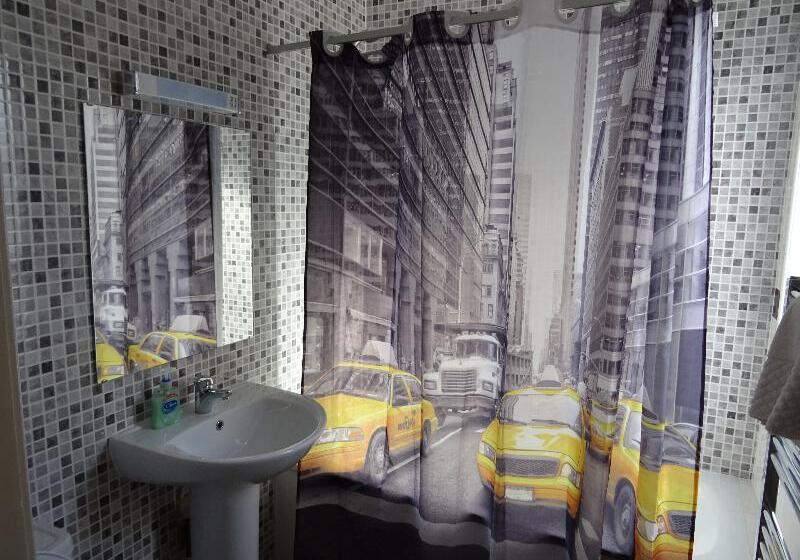 Семейный Номер, The Gatwick White House