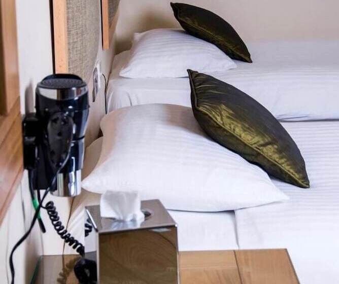 标准间, Gwesty R Emlyn