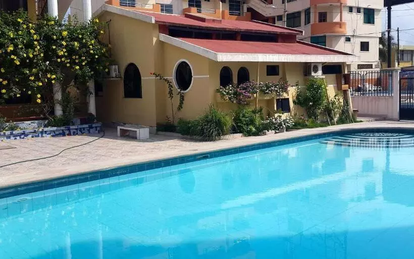 سوییت, La Aldea