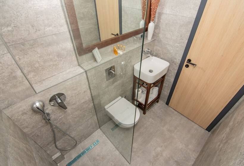 اتاق استاندارد سه نفره, Perla