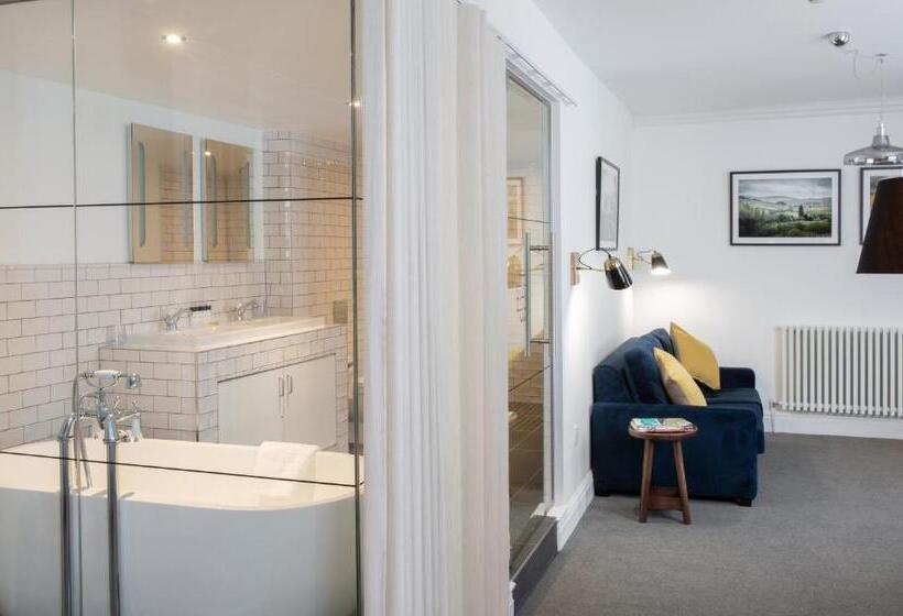 מיטת קינג בסוויטה, The Black Bull Inn