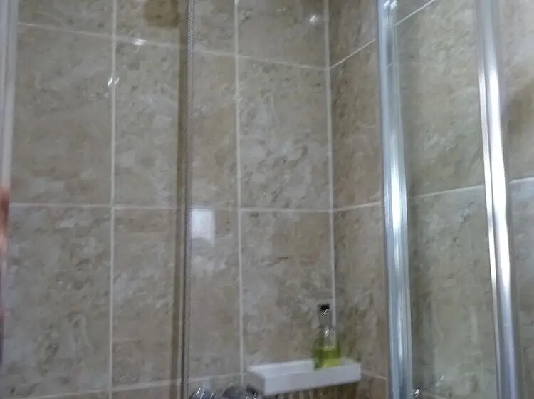 اتاق استاندارد یک نفره, The Gatwick White House