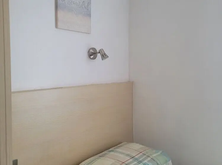 اتاق استاندارد یک نفره, The Gatwick White House