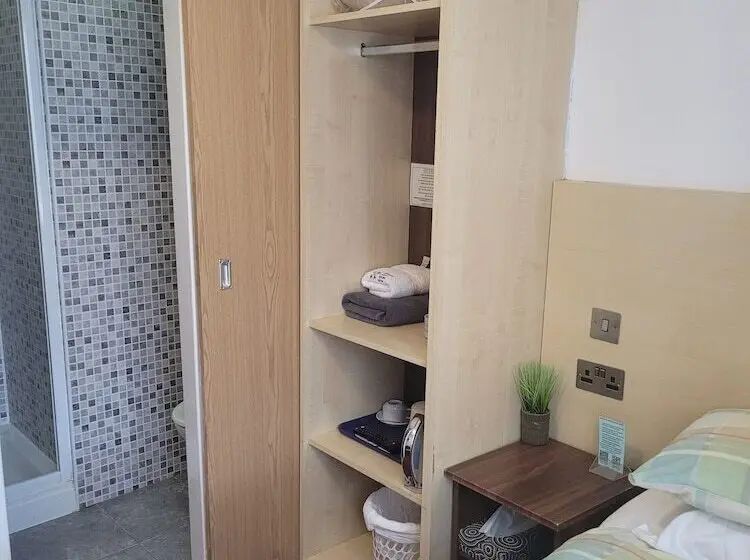 اتاق استاندارد یک نفره, The Gatwick White House