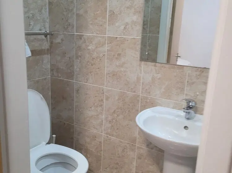 اتاق استاندارد یک نفره, The Gatwick White House