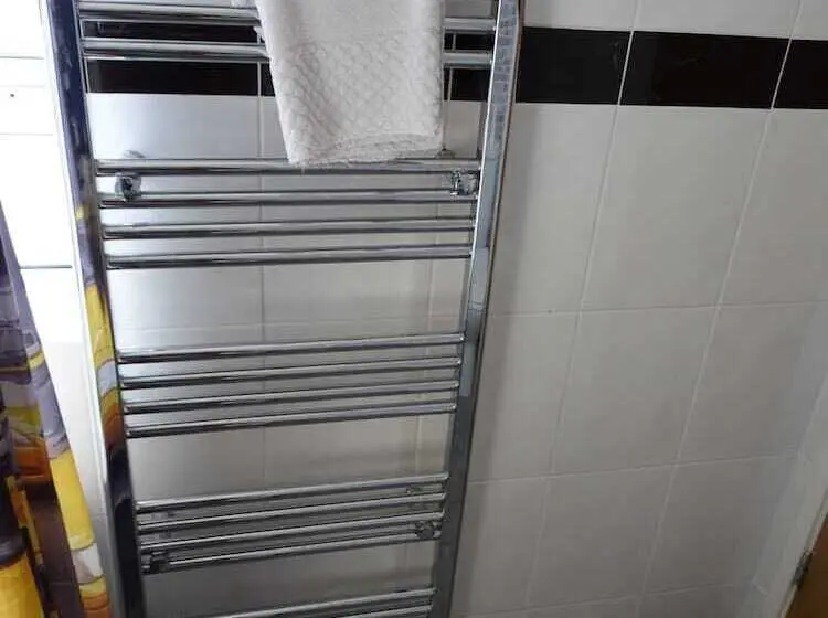 اتاق استاندارد سه نفره, The Gatwick White House