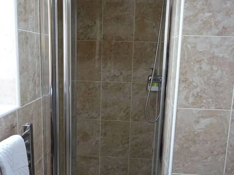 اتاق استاندارد سه نفره, The Gatwick White House