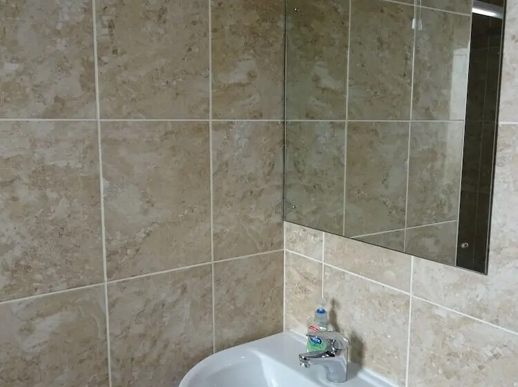 اتاق استاندارد سه نفره, The Gatwick White House