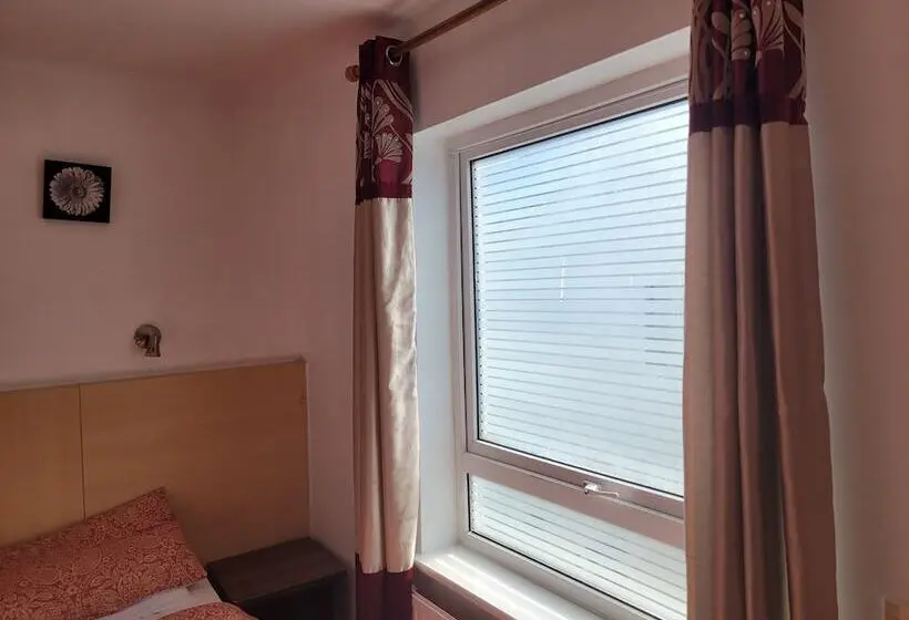 اتاق استاندارد سه نفره, The Gatwick White House