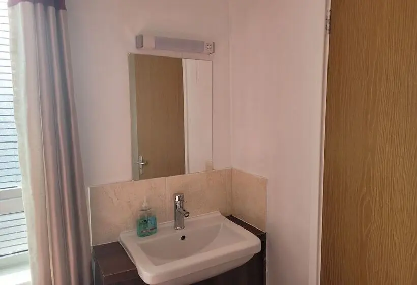 اتاق استاندارد سه نفره, The Gatwick White House