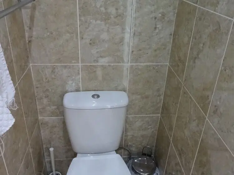 اتاق سوپریور, The Gatwick White House