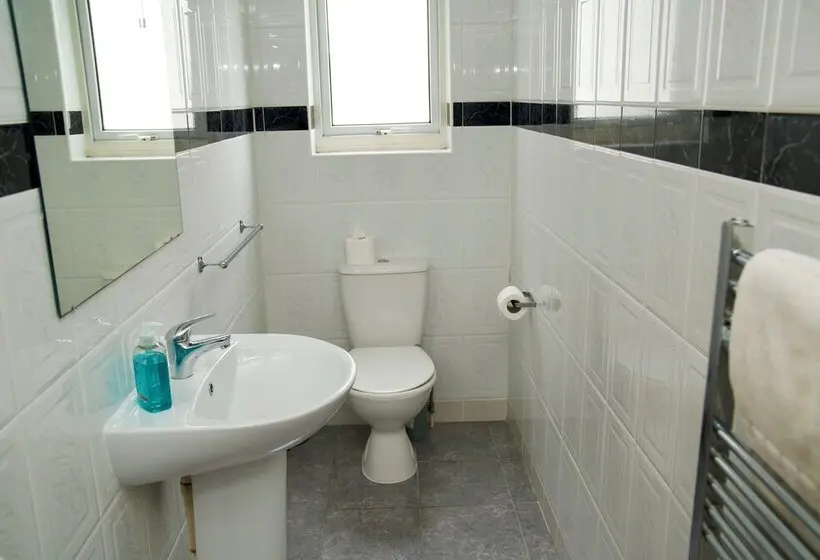 اتاق سوپریور, The Gatwick White House