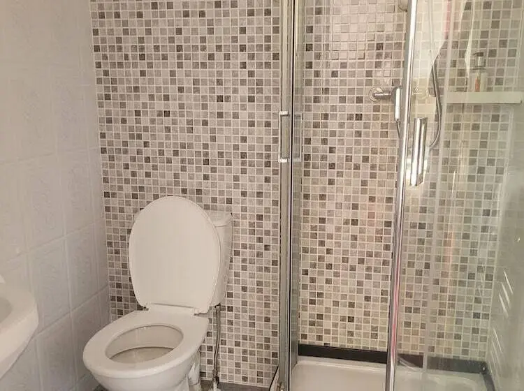 اتاق سوپریور, The Gatwick White House