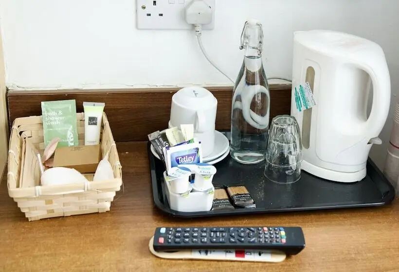 اتاق سوپریور سه تخته, The Gatwick White House