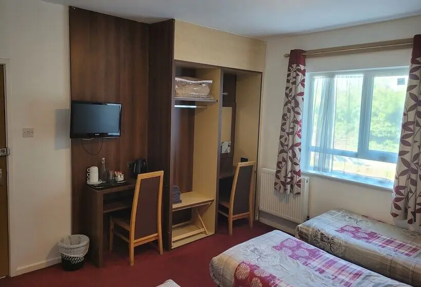 اتاق سوپریور سه تخته, The Gatwick White House