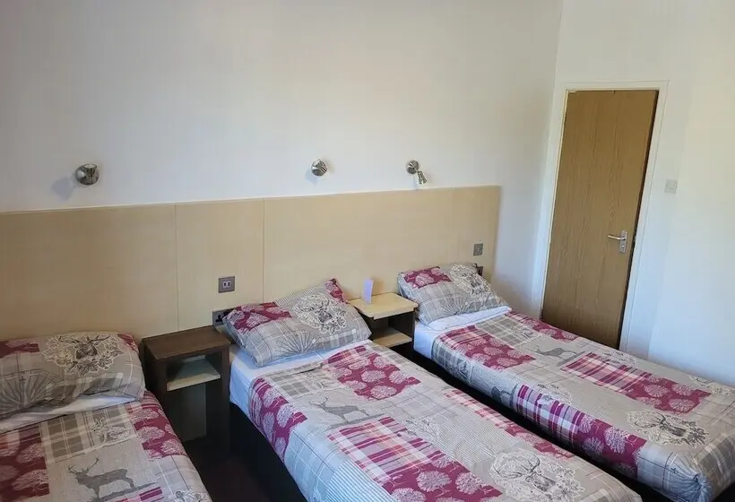 اتاق سوپریور سه تخته, The Gatwick White House