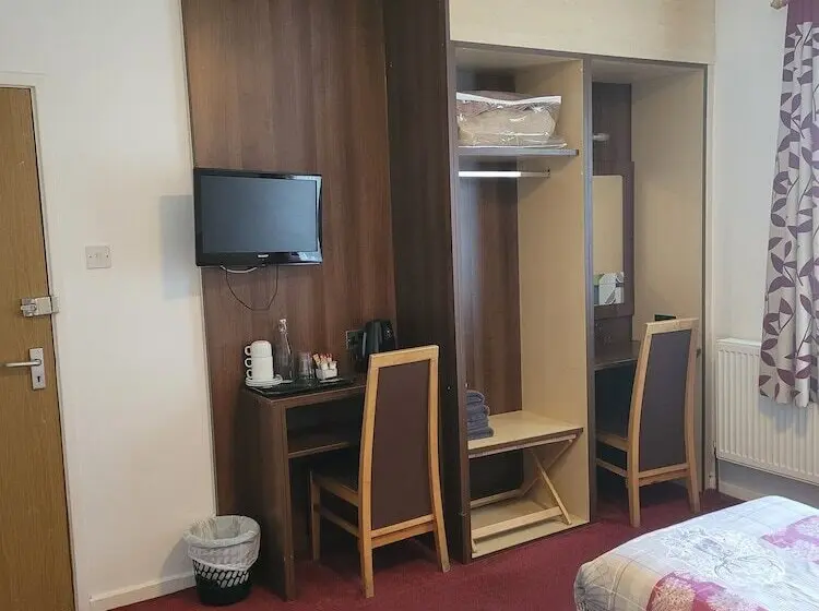 اتاق سوپریور سه تخته, The Gatwick White House