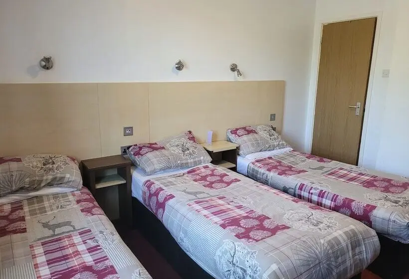 اتاق سوپریور سه تخته, The Gatwick White House