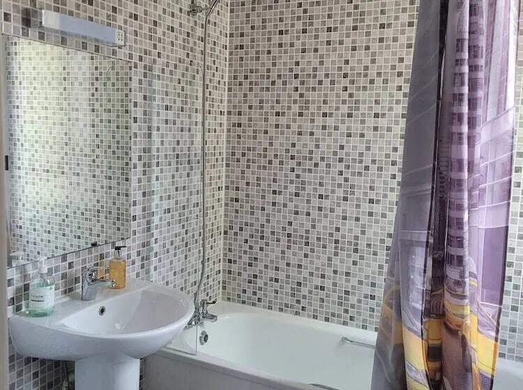 اتاق خانوادگی, The Gatwick White House