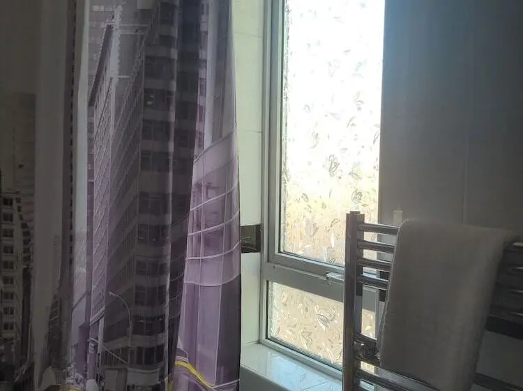 اتاق خانوادگی, The Gatwick White House