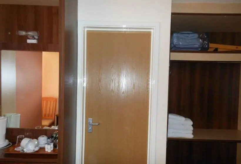 اتاق خانوادگی, The Gatwick White House